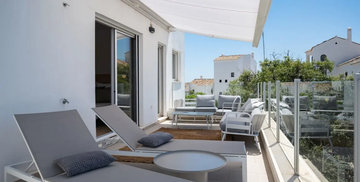 Продажа двухуровневого пентхауса в Altos de los Monteros 26