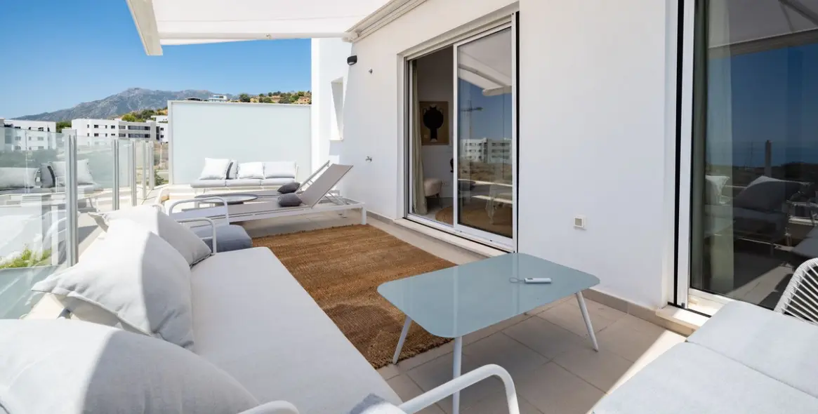 Продажа двухуровневого пентхауса в Altos de los Monteros 27