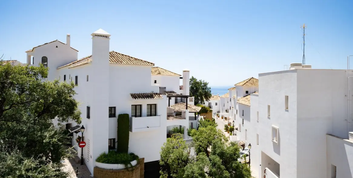 Продажа двухуровневого пентхауса в Altos de los Monteros 30