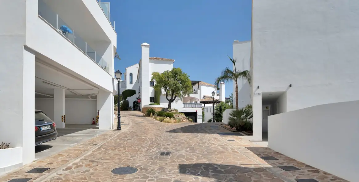 Продажа двухуровневого пентхауса в Altos de los Monteros 36