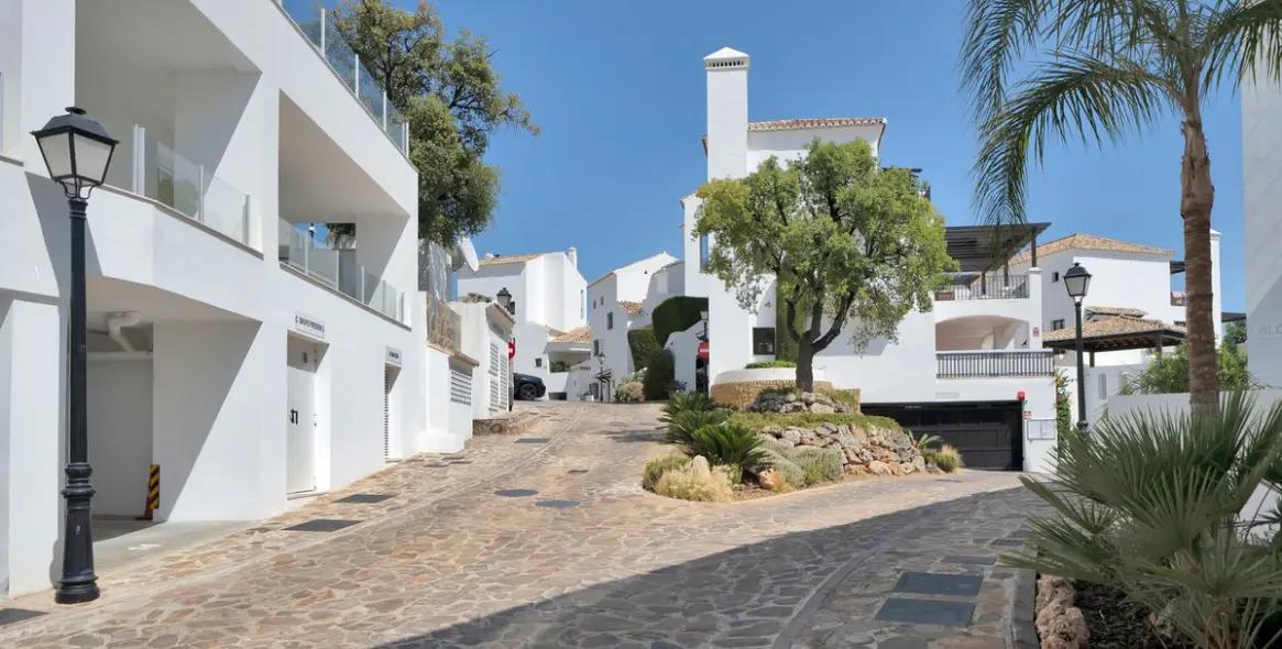 Продажа двухуровневого пентхауса в Altos de los Monteros 37