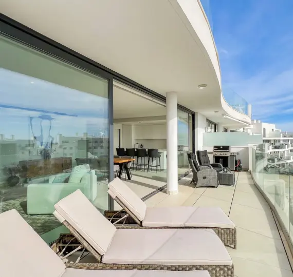 Venta de apartamento en planta media en Higueron