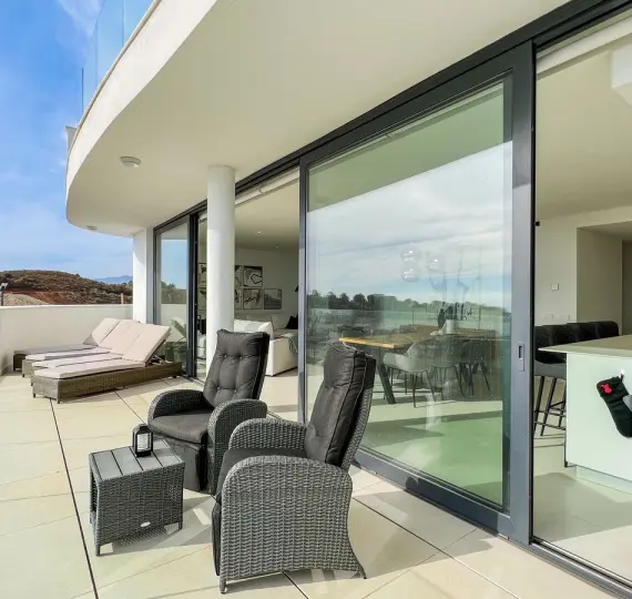 Venta de apartamento en planta media en Higueron