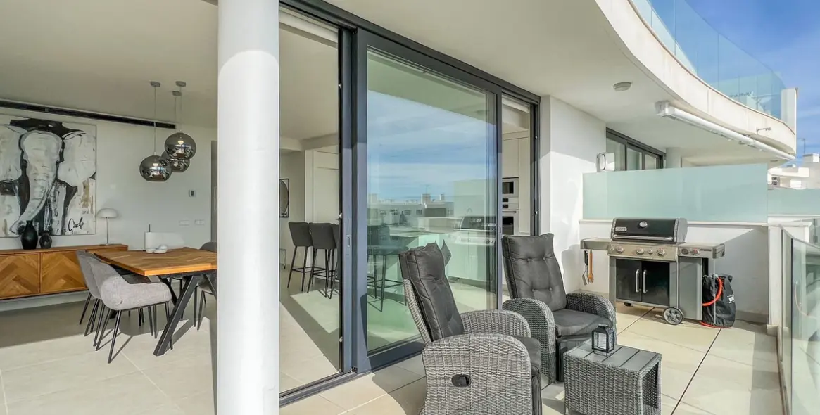 Venta de apartamento en planta media en Higueron 12