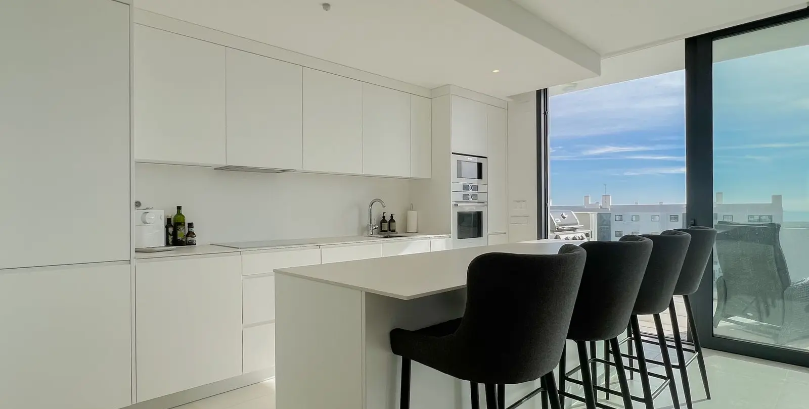 Venta de apartamento en planta media en Higueron 13