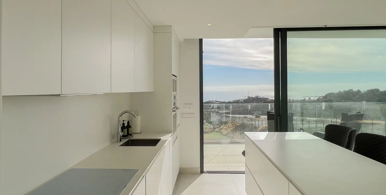 Venta de apartamento en planta media en Higueron 18