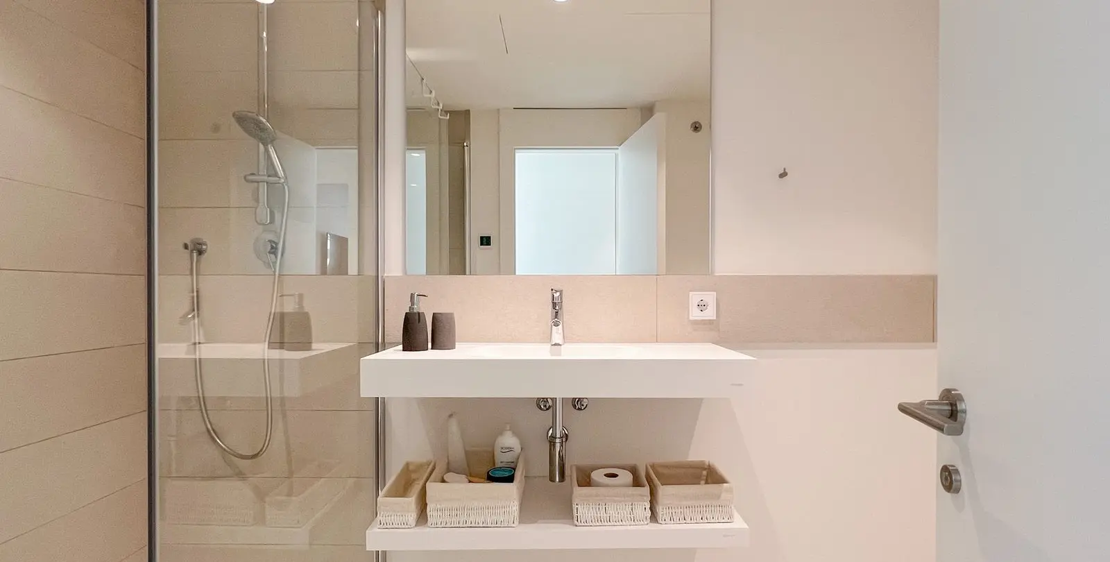 Venta de apartamento en planta media en Higueron 25