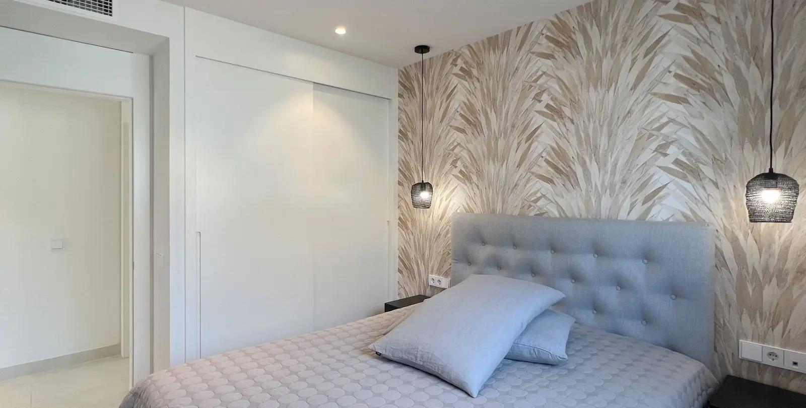 Venta de apartamento en planta media en Higueron 28