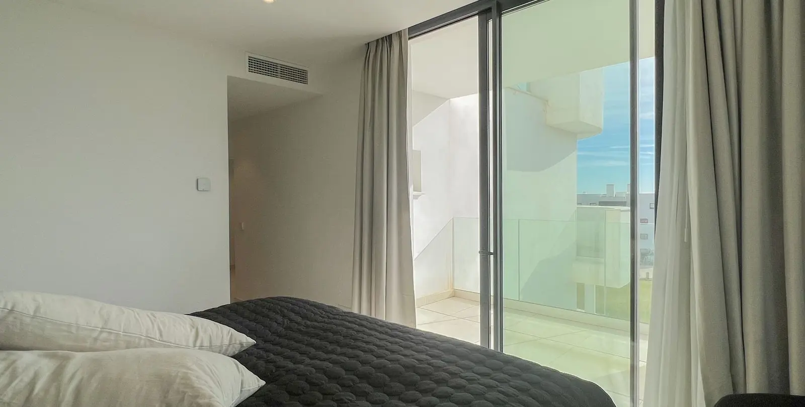 Venta de apartamento en planta media en Higueron 35