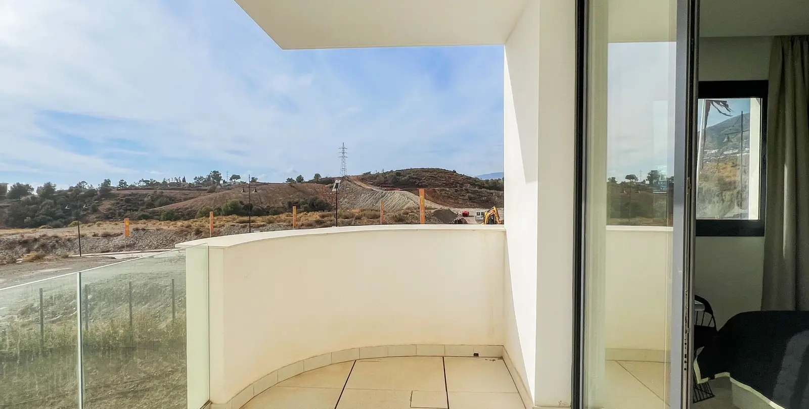 Venta de apartamento en planta media en Higueron 38