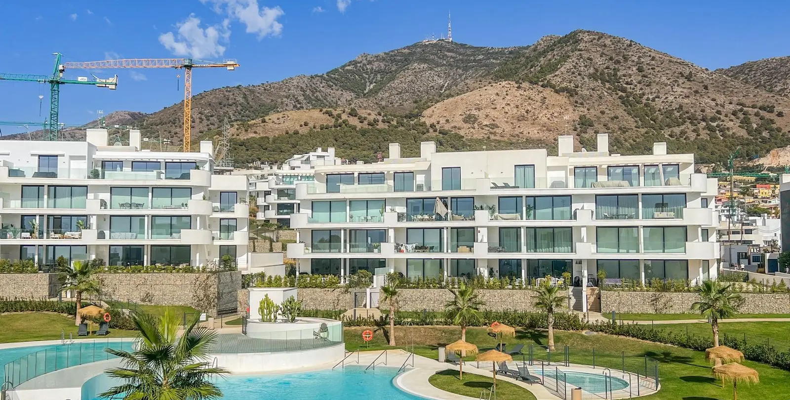 Venta de apartamento en planta media en Higueron 44