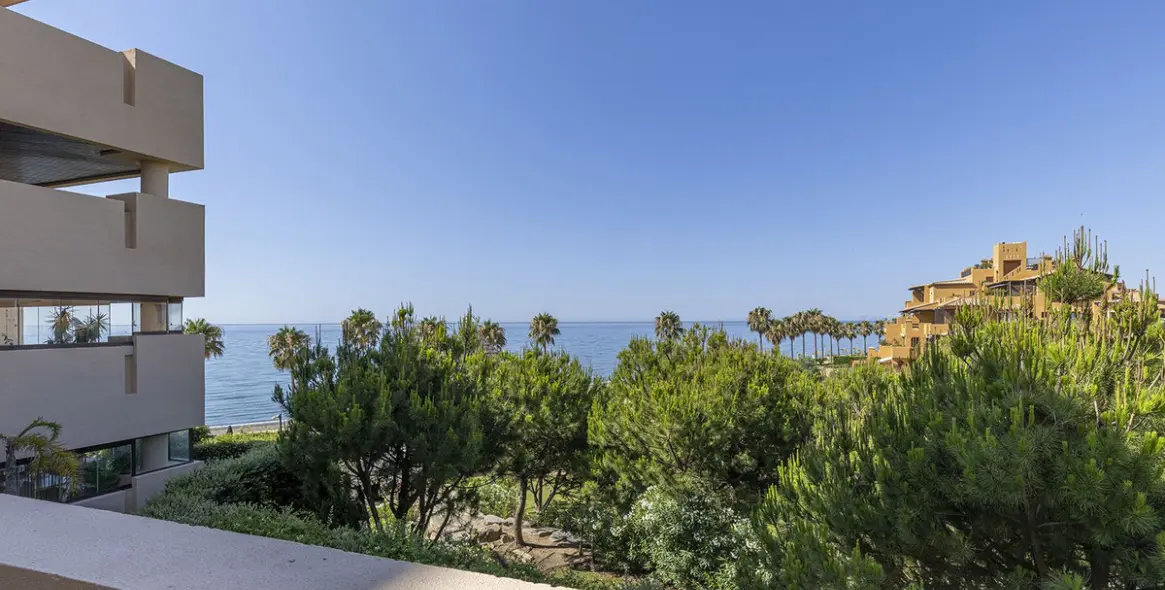 Продажа апартаментов на среднем этаже в Estepona (район Estepona) 1