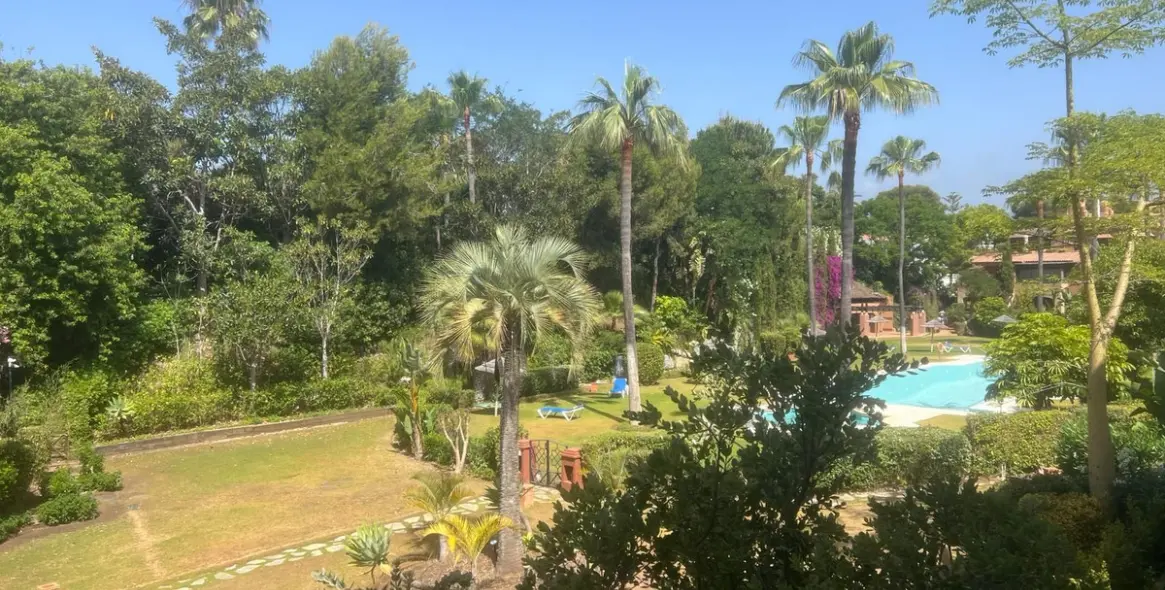 Sale of middle floor apartment in Guadalmina Baja 1