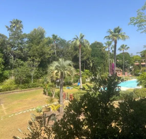 Продажа апартаментов на среднем этаже в Guadalmina Baja