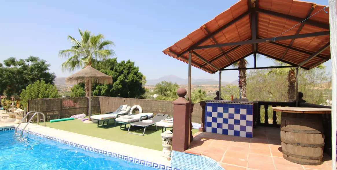 Sale of detached villa in Pizarra 1