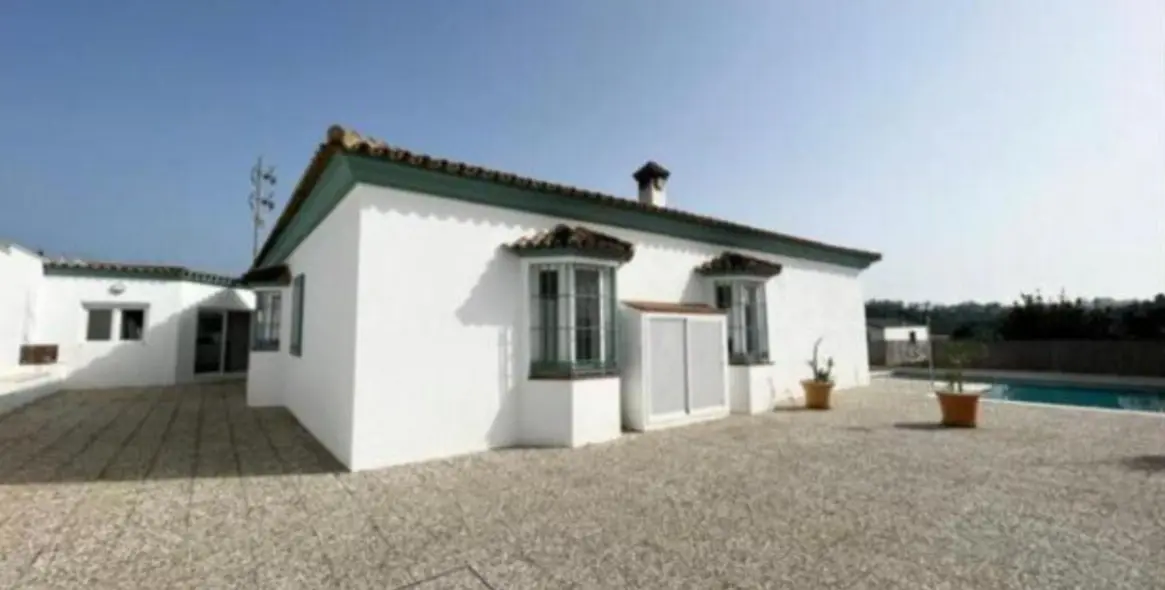 Продажа  отдельно стоящей виллы в San Roque 1