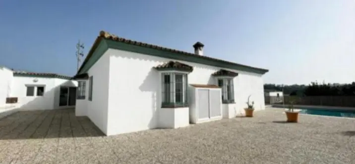 Продажа  отдельно стоящей виллы в San Roque 0