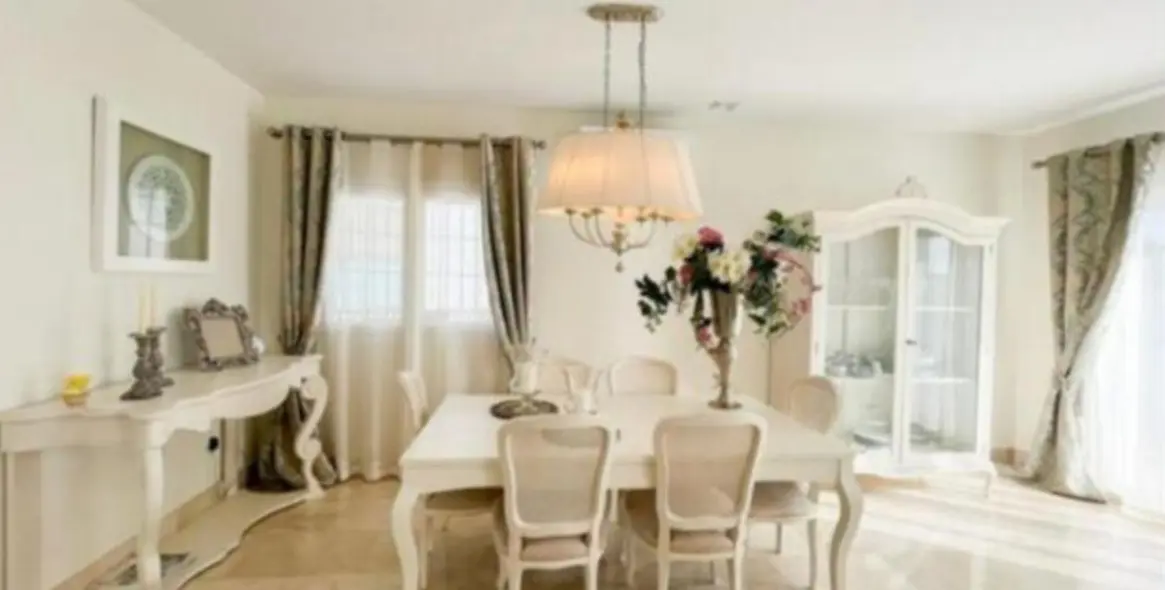 Продажа  отдельно стоящей виллы в San Roque 2