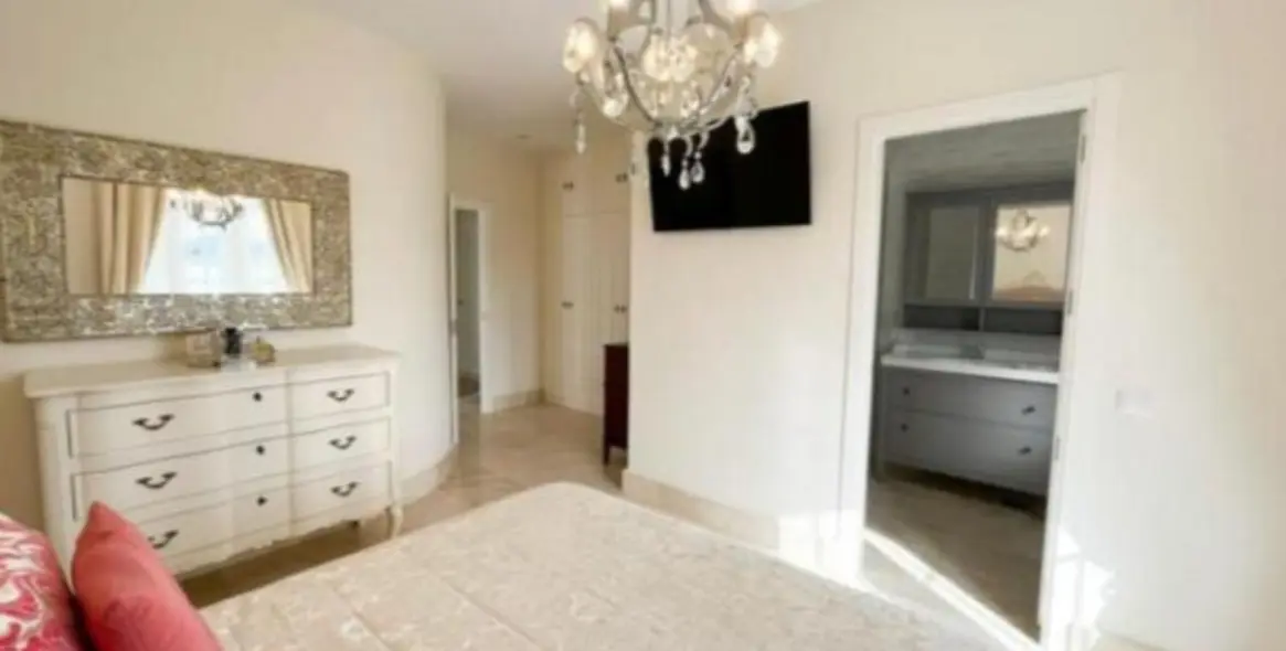 Продажа  отдельно стоящей виллы в San Roque 3