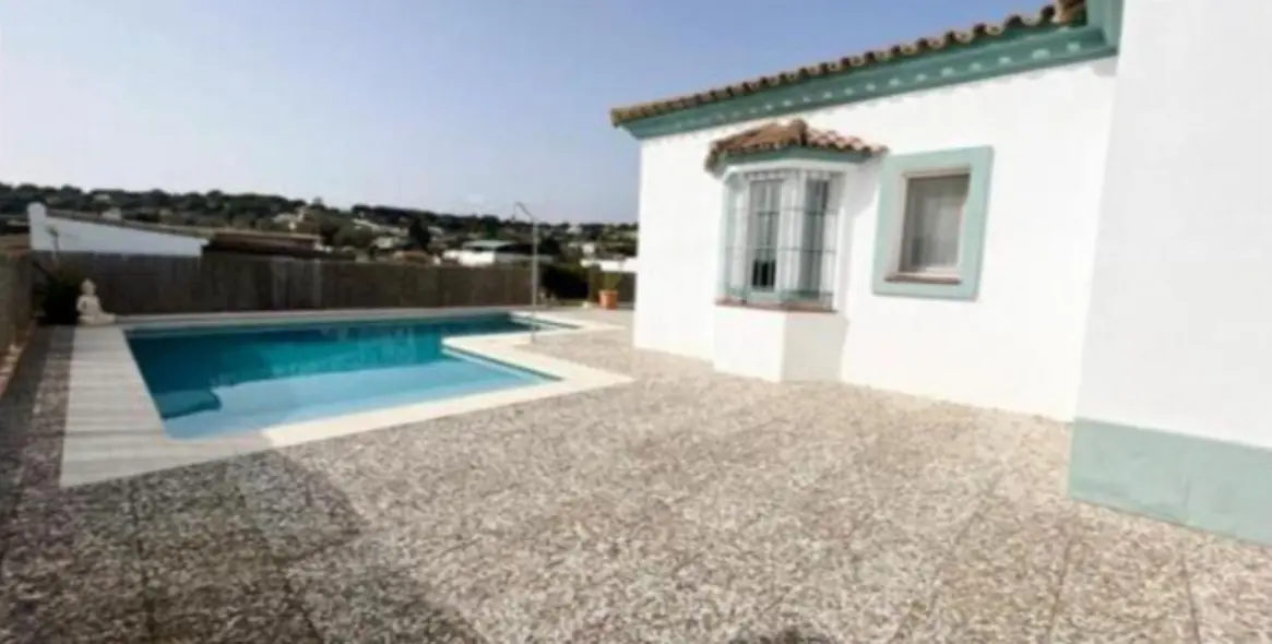 Продажа  отдельно стоящей виллы в San Roque 4