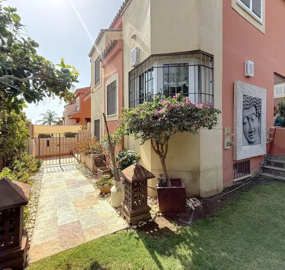Detached villa R5138023