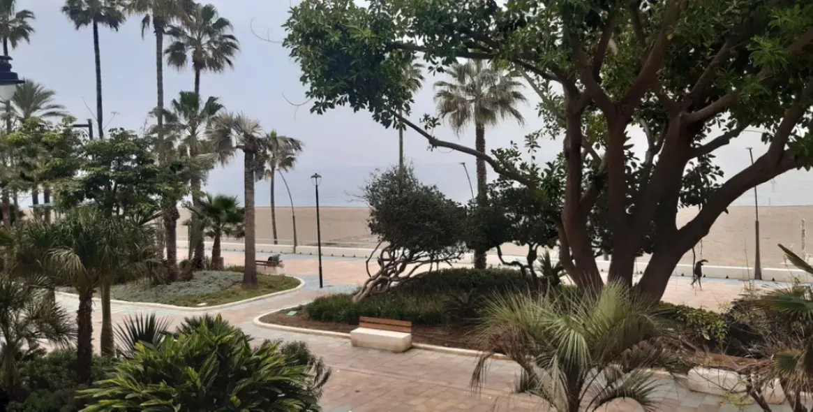 Sale of middle floor apartment in Estepona 1