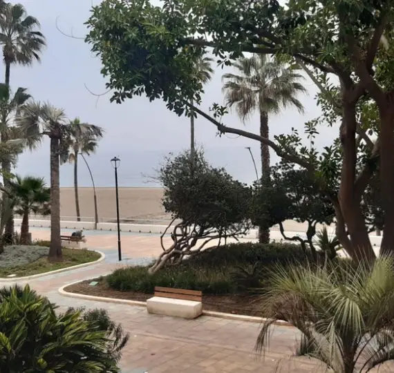 Sale of middle floor apartment in Estepona