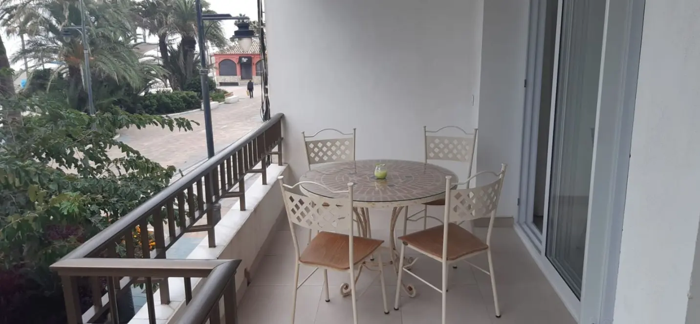 Venta de apartamento en planta media en Estepona 1