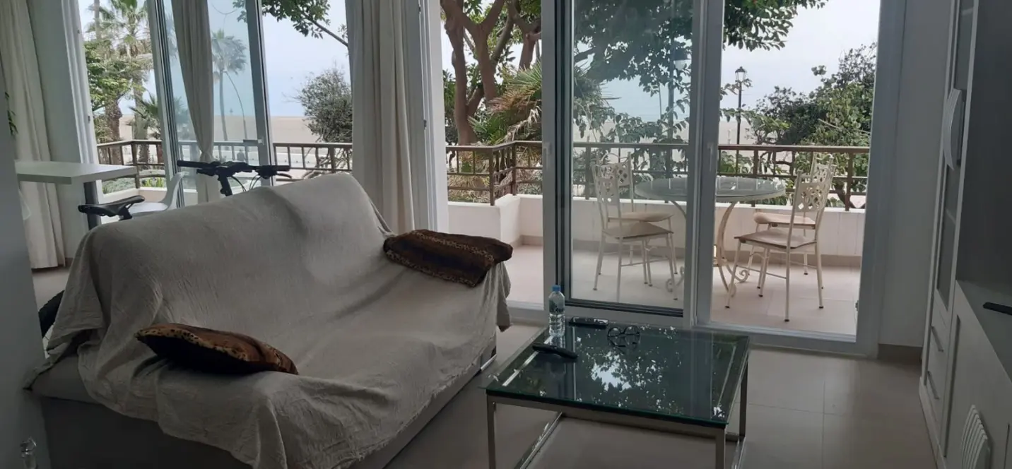 Venta de apartamento en planta media en Estepona 2