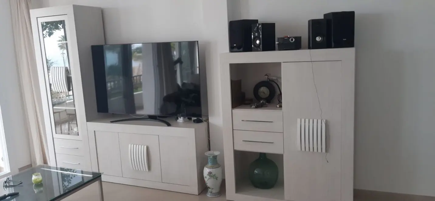 Venta de apartamento en planta media en Estepona 3