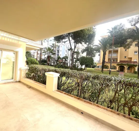 Продажа апартаментов на первом этаже в Puerto Banús