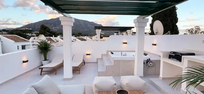 Sale of penthouse duplex in Nueva Andalucía 0