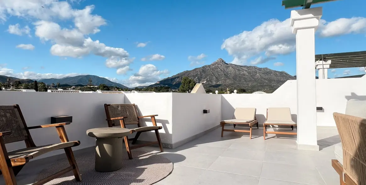 Venta de ático dúplex en Nueva Andalucía 23