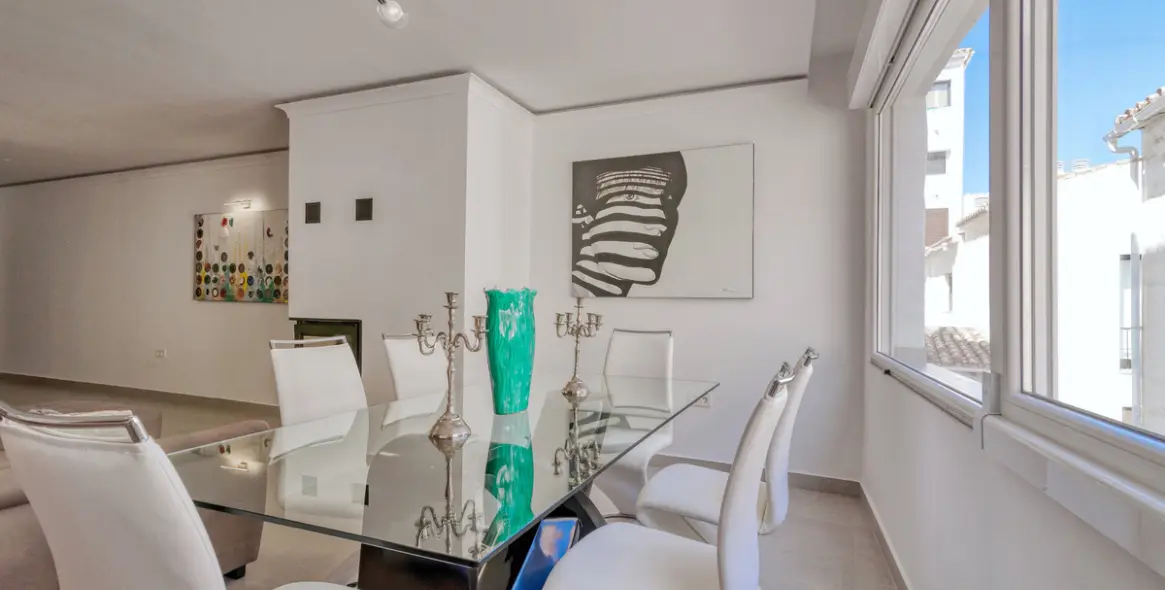 Sale of middle floor apartment in Puerto Banús 2