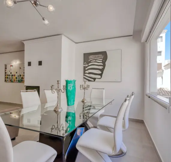 Sale of middle floor apartment in Puerto Banús