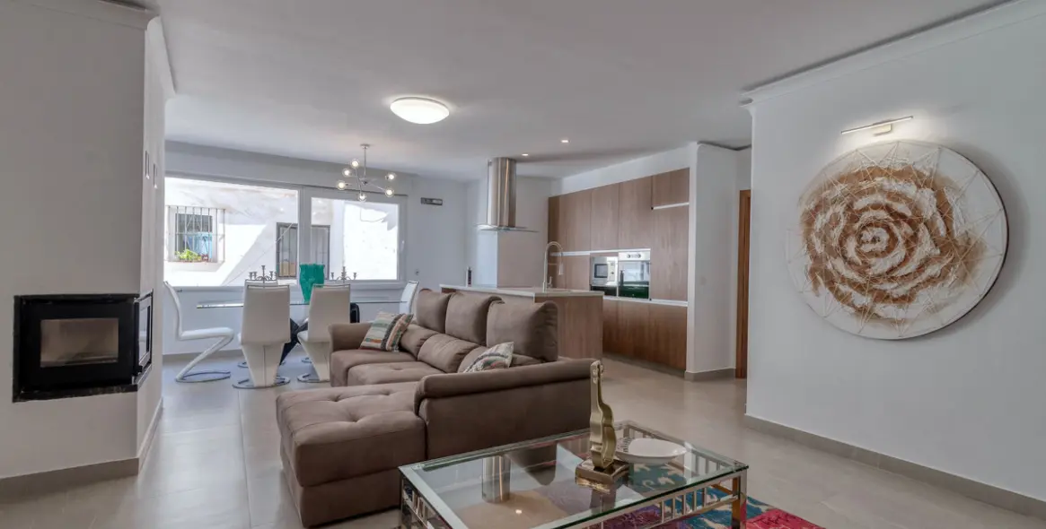 Sale of middle floor apartment in Puerto Banús 3