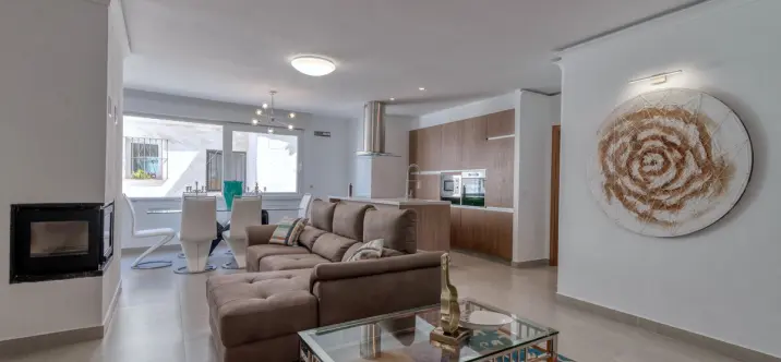 Sale of middle floor apartment in Puerto Banús 2