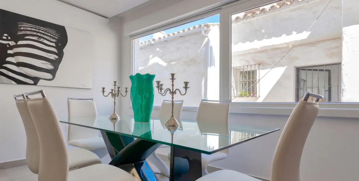 Sale of middle floor apartment in Puerto Banús 4
