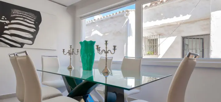 Sale of middle floor apartment in Puerto Banús 3
