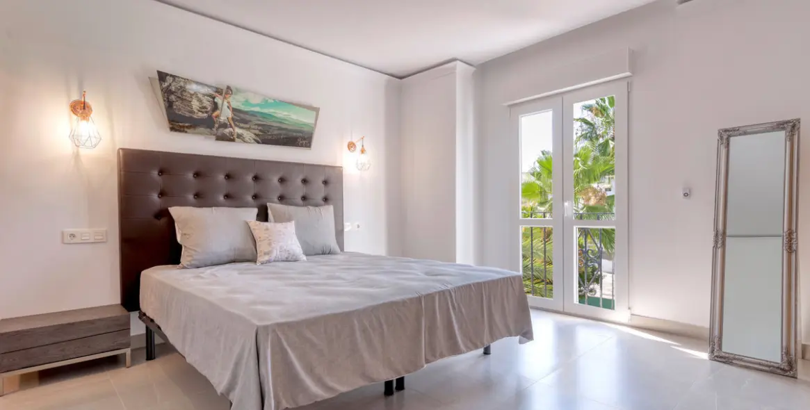 Sale of middle floor apartment in Puerto Banús 6