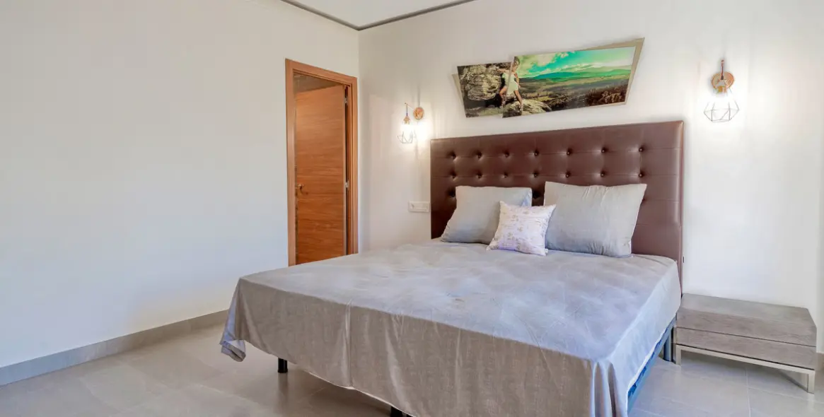 Sale of middle floor apartment in Puerto Banús 7