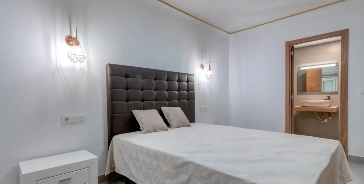 Sale of middle floor apartment in Puerto Banús 9