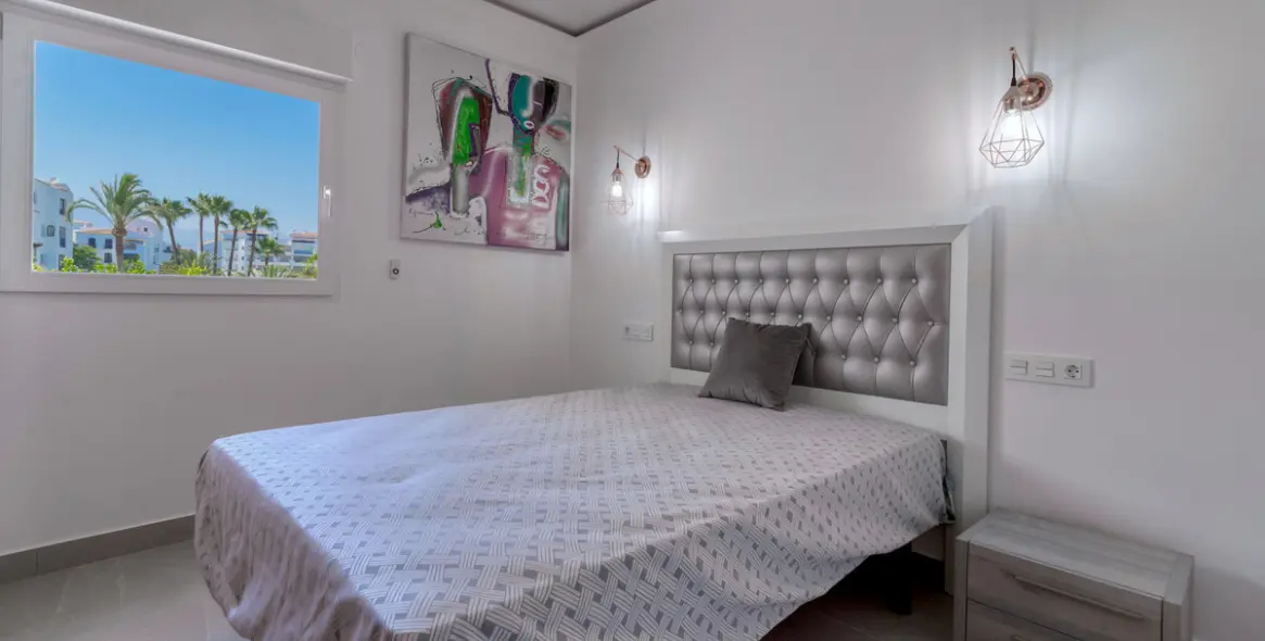 Sale of middle floor apartment in Puerto Banús 11