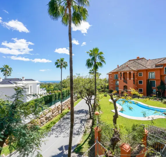 Sale of middle floor apartment in Monte Halcones