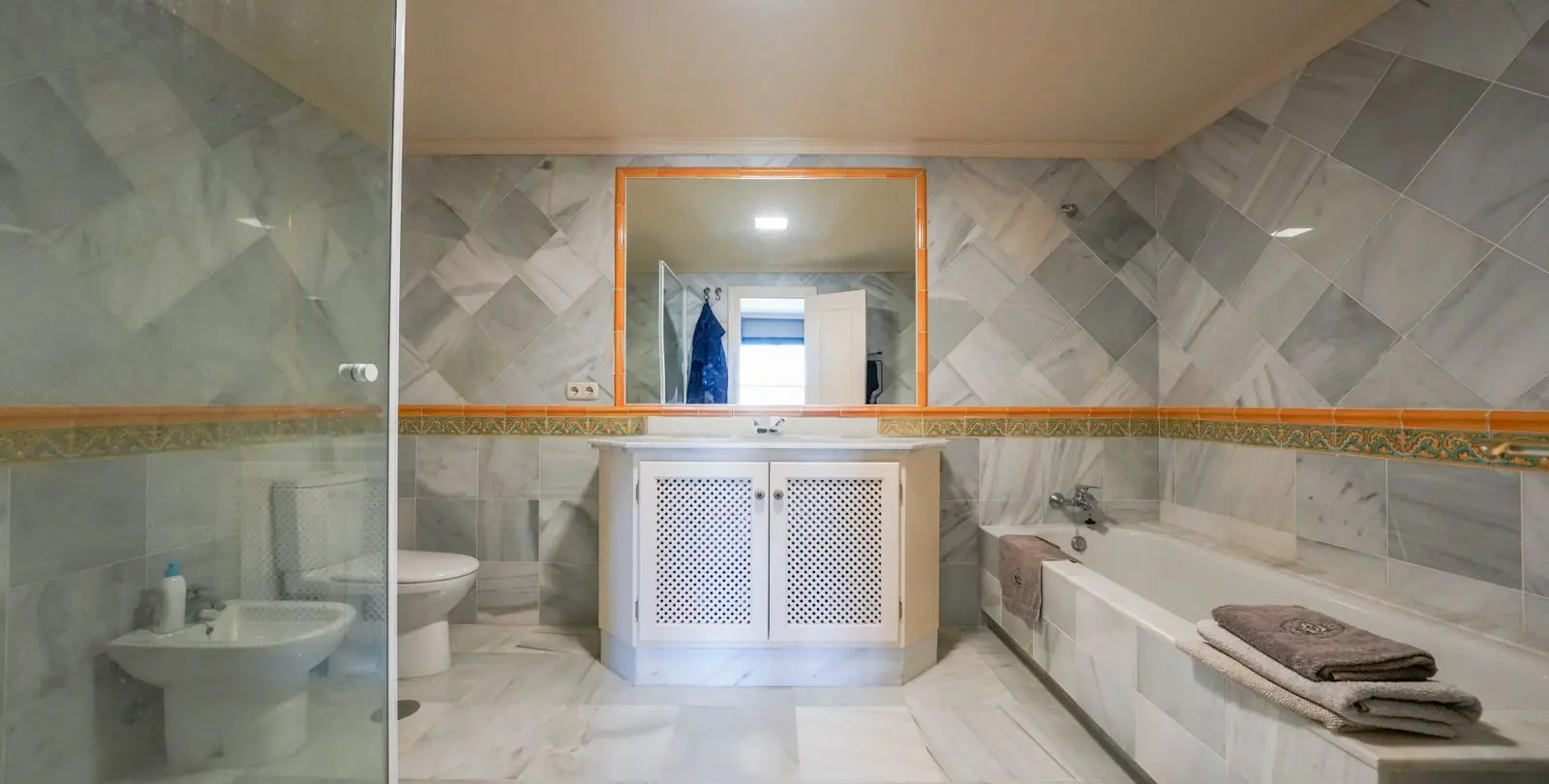Sale of middle floor apartment in Monte Halcones 13