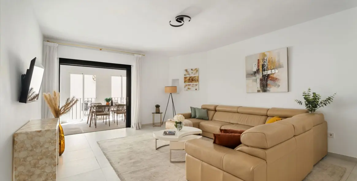 Sale of middle floor apartment in Puerto Banús 5