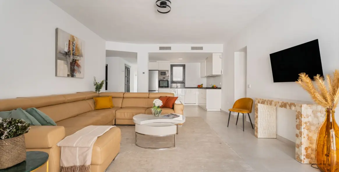 Sale of middle floor apartment in Puerto Banús 7