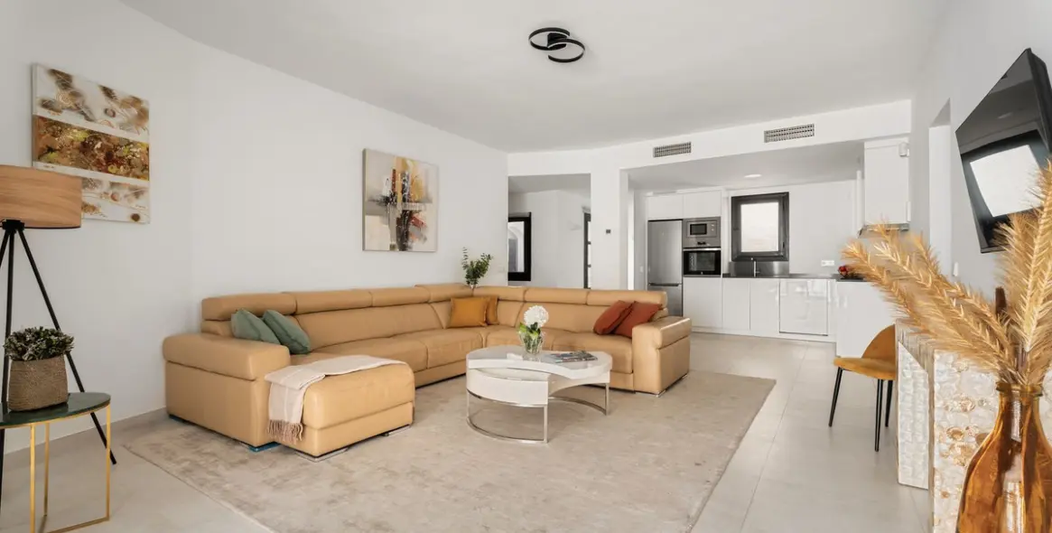 Sale of middle floor apartment in Puerto Banús 8