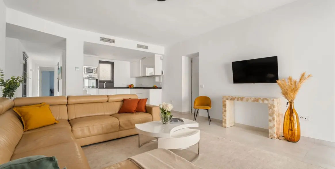 Sale of middle floor apartment in Puerto Banús 9