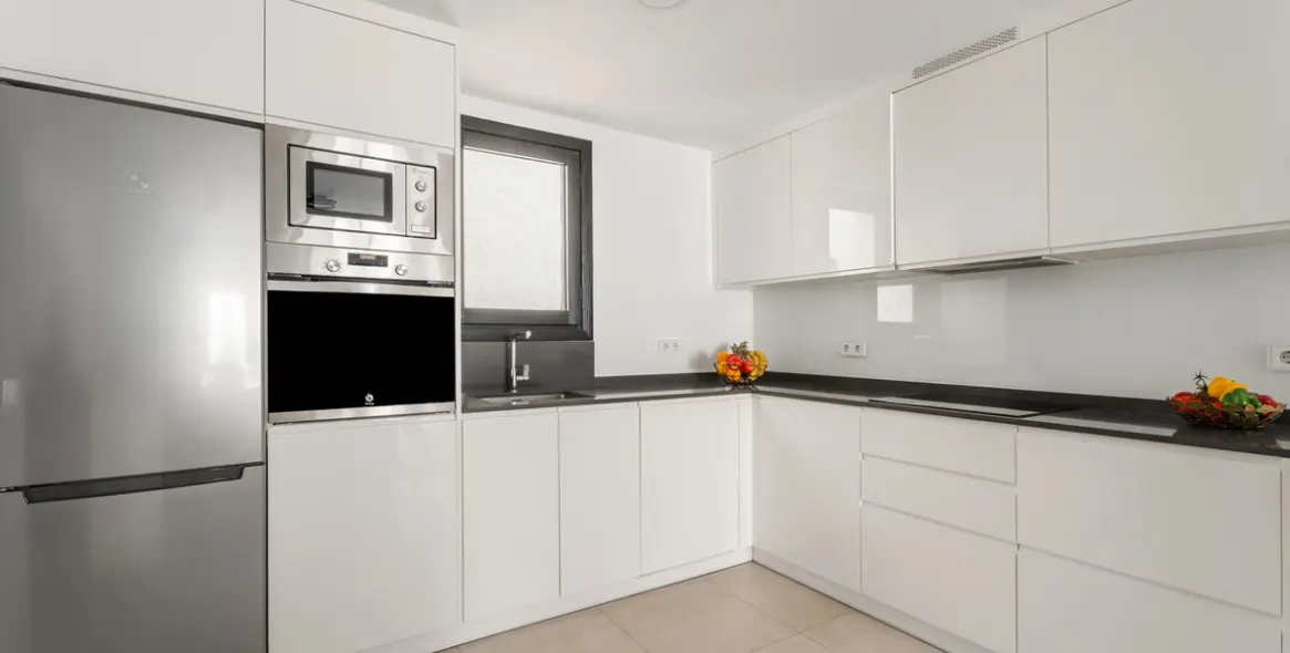 Sale of middle floor apartment in Puerto Banús 11